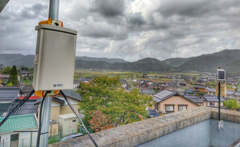 今回設置した基地局は手前のBOX