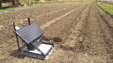 若桜よもぎファームに設置したソーラーパネルとIoT機器